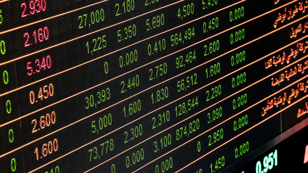 嗯嗯啊啊 App 数据看板界面插画，紫色与薄荷绿配色的统计卡片在浅色背景上整齐排布，呈现条目数量与核对进度